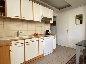 Køleskab, mikrobølgeovn, ovn, kogeplade