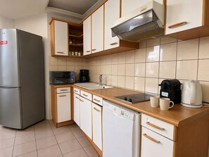 Réfrigérateur, micro-ondes, plaque de cuisson, lave-vaisselle