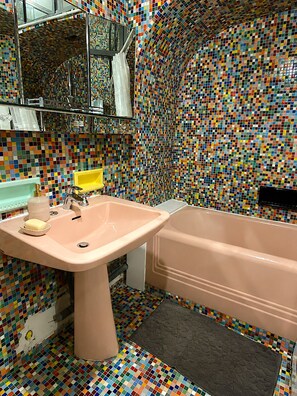 Ensemble douche/baignoire, sèche-cheveux, serviettes fournies