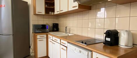 Kühlschrank, Mikrowelle, Ofen, Herdplatte