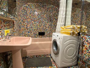 Ensemble baignoire-douche, serviettes fournies