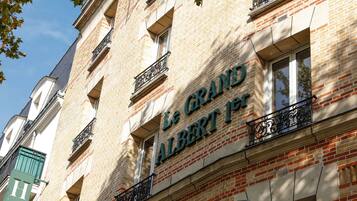 Un edificio con el letrero "Le Grand Albert 1er".