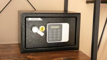 Una caja fuerte negra con cerradura Yale y teclado numérico.