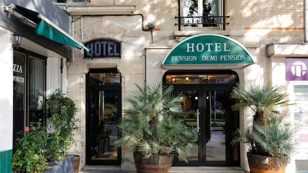 Entrada de un hotel con un letrero que dice 'HOTEL PENSION DEMI-PENSION'.