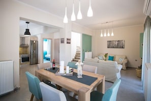 Comfort-Villa | Essbereich im Zimmer