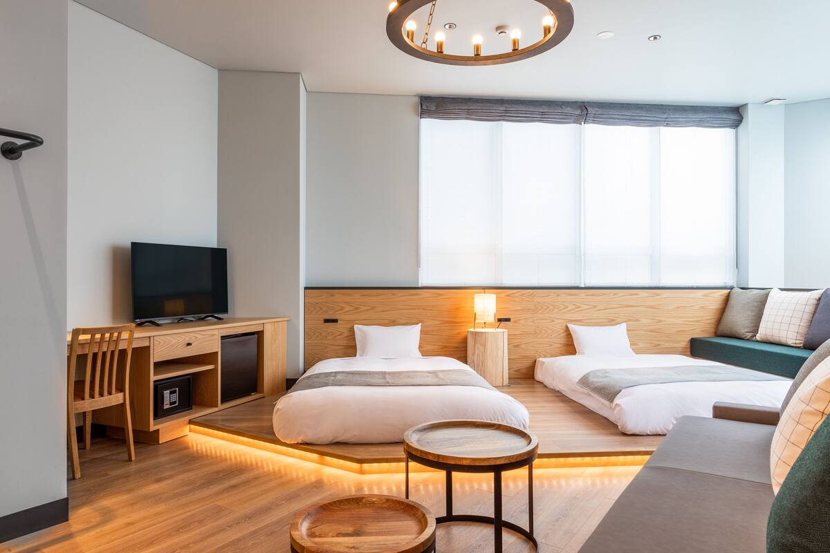 Kamar Desain (Square View, 1) | Bantalan ekstra lembut, brankas, dan meja kerja