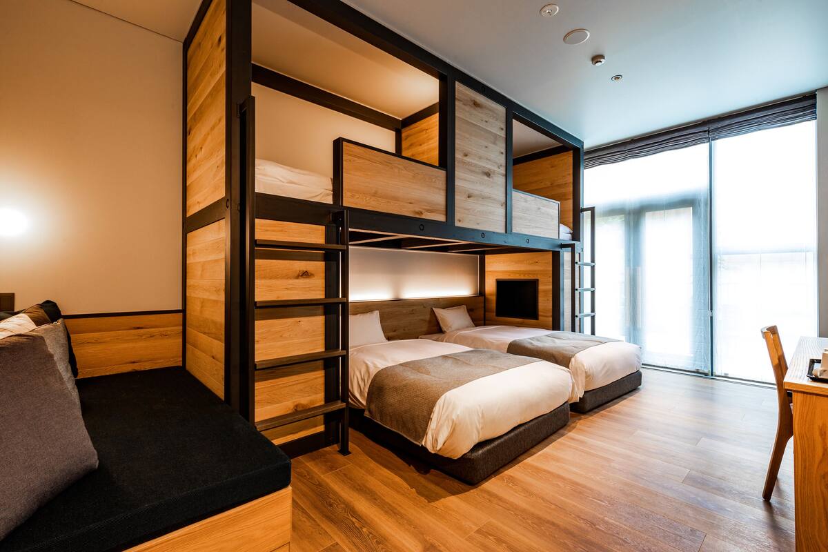 Kamar Desain, patio | Bantalan ekstra lembut, brankas, dan meja kerja