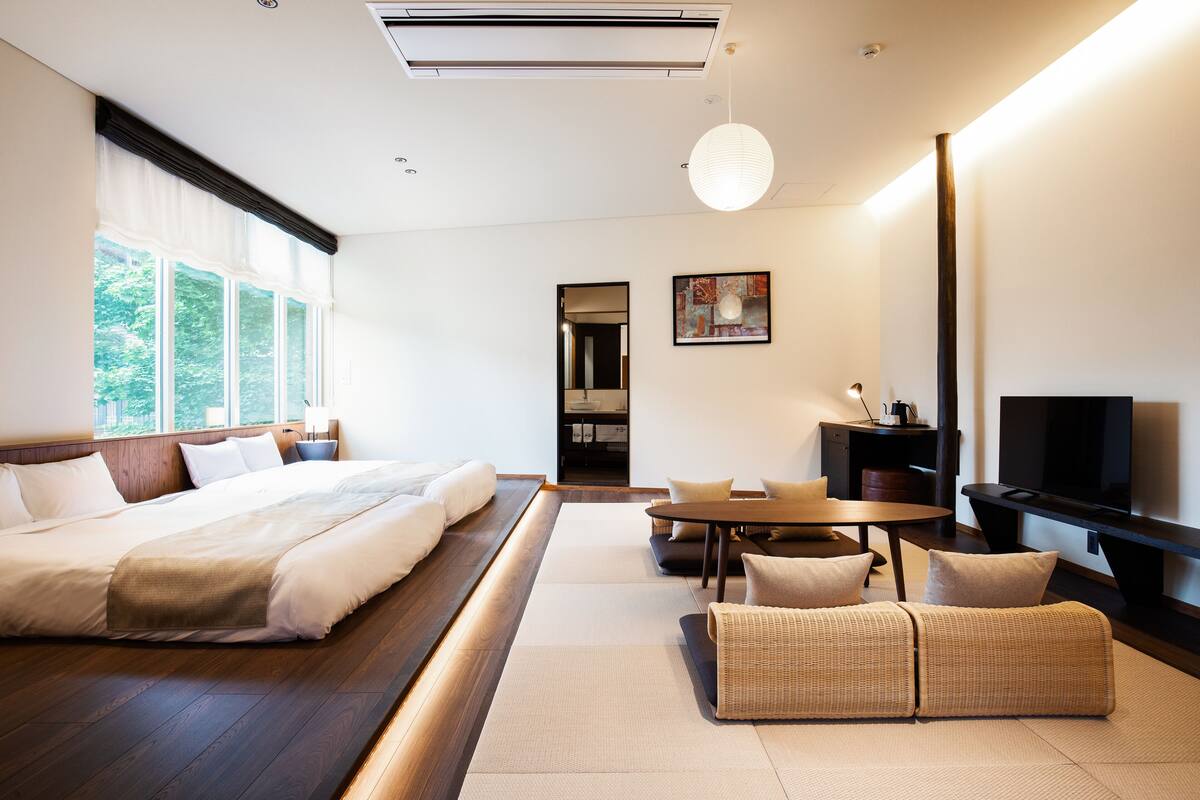 Kamar Desain (Asia Oriental, 1) | Bantalan ekstra lembut, brankas, dan meja kerja