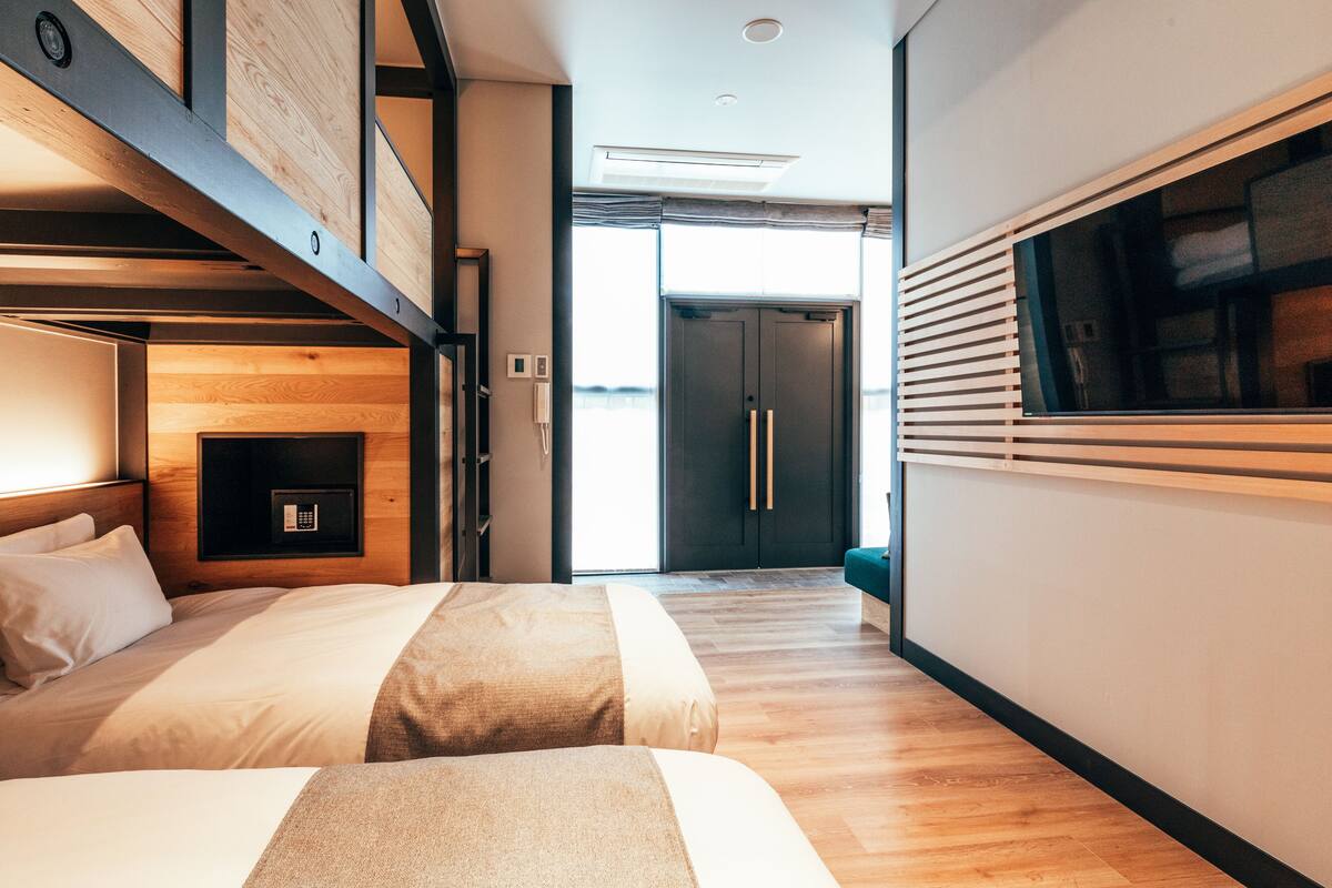 Kamar Desain (Bunk Bed, 2) | Bantalan ekstra lembut, brankas, dan meja kerja