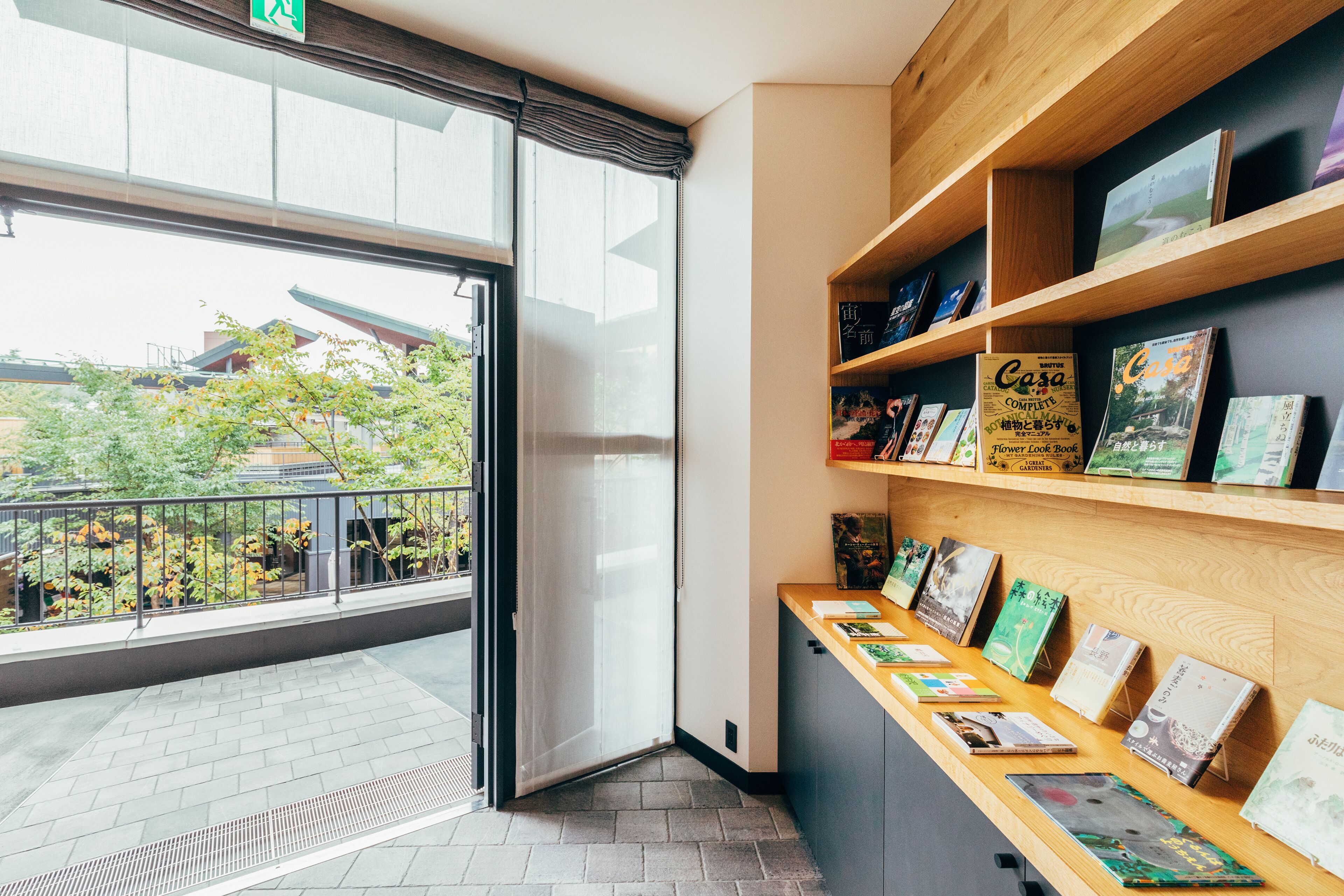 Eine Buchhandlung mit Bücherregalen und einem großen Fenster.