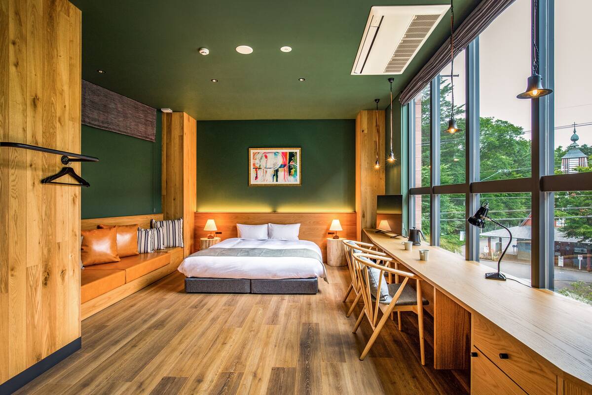 Kamar Desain (Church View) | Bantalan ekstra lembut, brankas, dan meja kerja