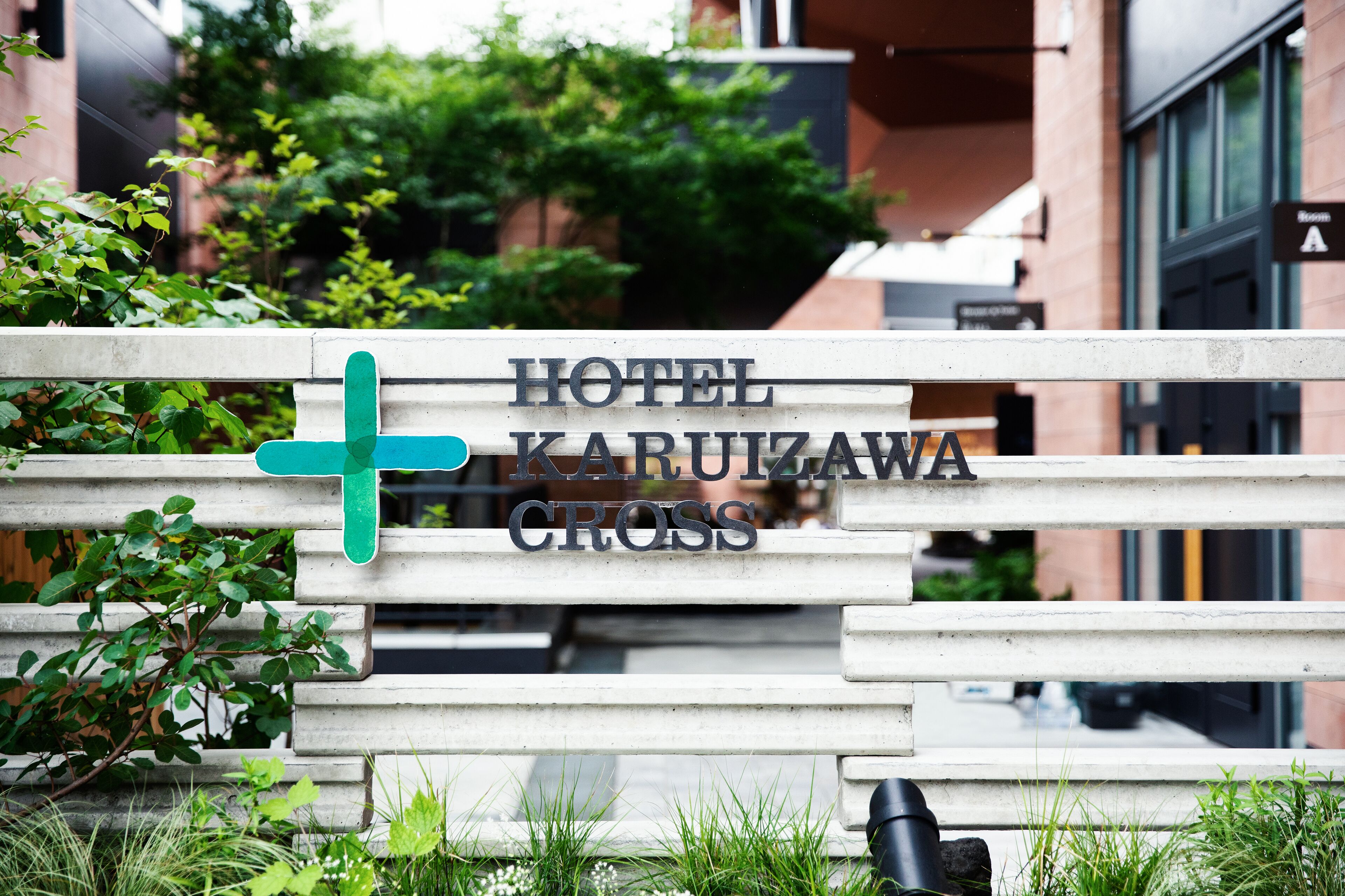 Indicador del Hotel Karutazawa Cross amb un símbol de creu.
