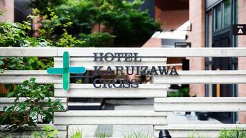Indicador del Hotel Karutazawa Cross amb un símbol de creu.