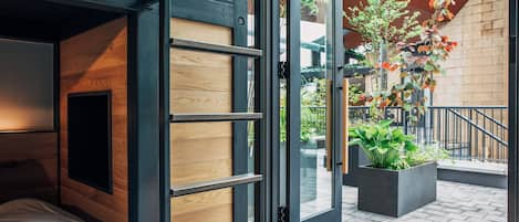 Habitación de diseño, patio | Colchones con acolchado adicional, caja fuerte, decoración individual