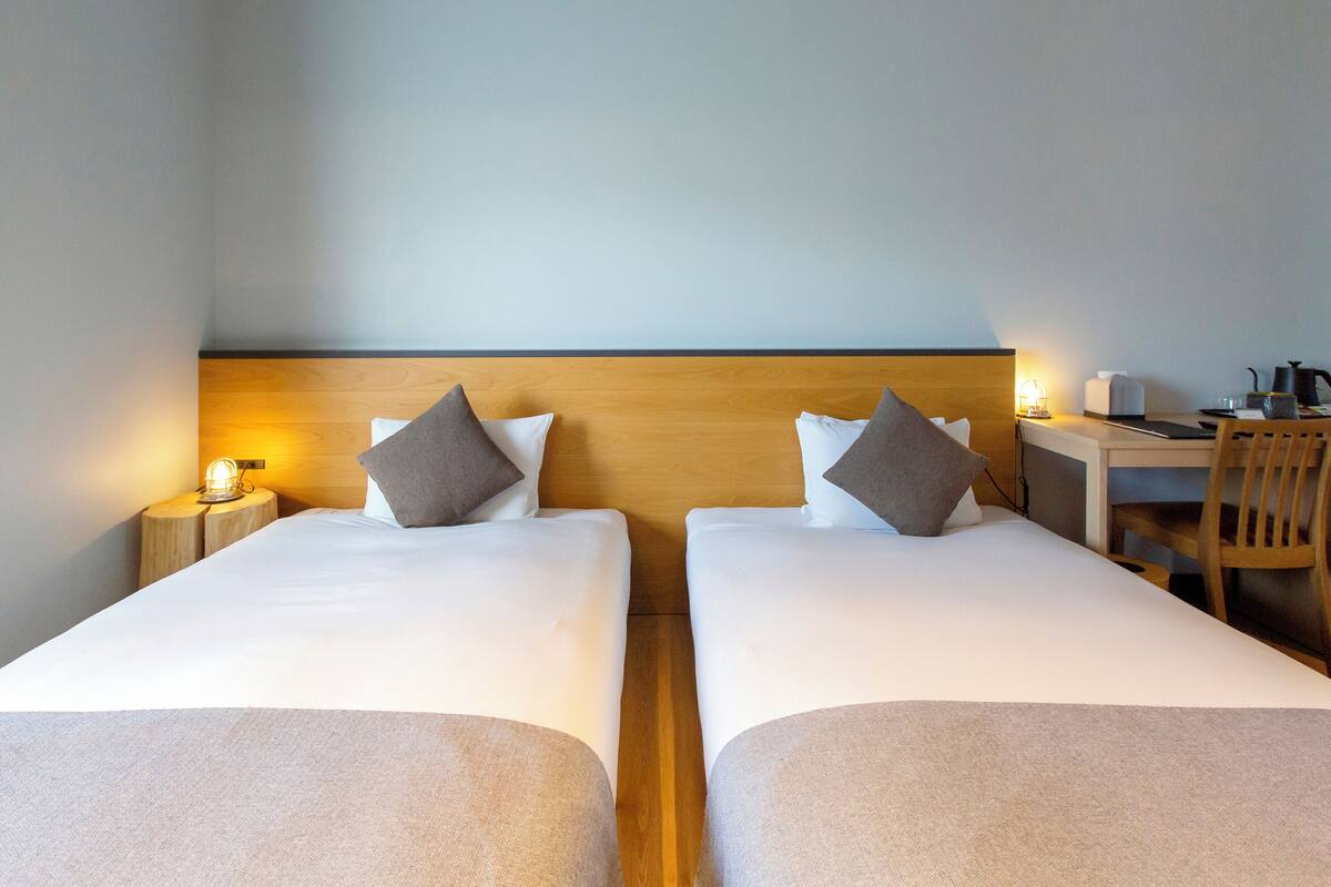 Kamar Twin Desain | Bantalan ekstra lembut, brankas, dan meja kerja