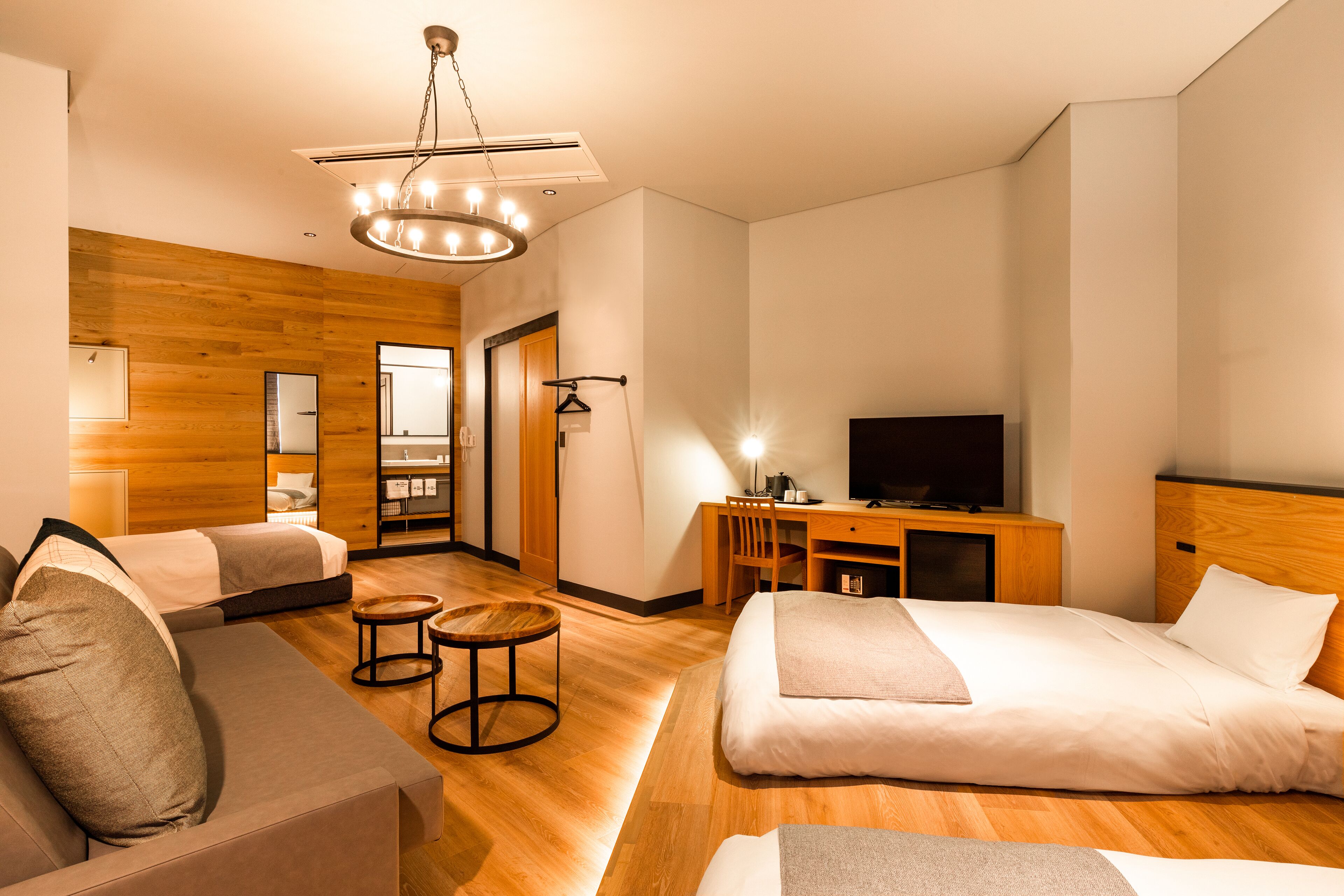 Design-værelse (Square View, 1) | Senge med topmadrasser, pengeskab på værelset, individuelt design