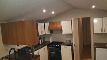 Cabin | Private kitchen | Fridge, microwave, oven, stovetop