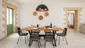 Comfort-Villa | Essbereich im Zimmer