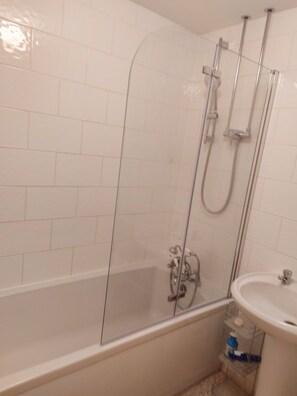 Casa | Baño | Tina con regadera, tina profunda, toallas 