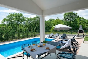 Una piscina al aire libre