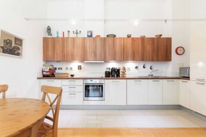 Apartamento (1 Bedroom) | Cocina privada | Frigorífico, microondas, horno y placa de cocina