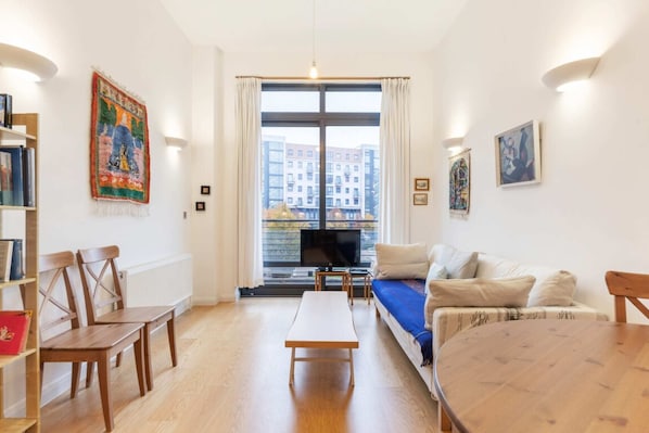 Leilighet (1 Bedroom) | Oppholdsrom | En 20-tommers TV med digitale kanaler