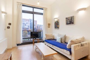 Apartamento (1 Bedroom) | Sala de estar | Televisión de 20 pulgadas con canales digitales
