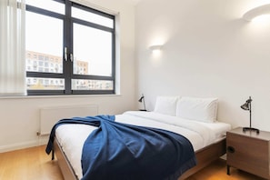 Leilighet (1 Bedroom) | 1 soverom, skrivebord for bærbar PC, strykejern/-brett og sengetøy