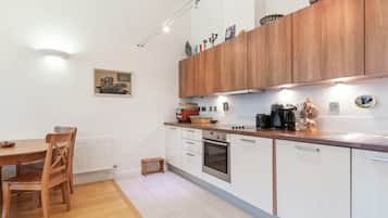 Apartment (1 Bedroom) | Private kitchen | Fridge, microwave, oven, stovetop