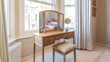 Apartment (2 Bedrooms) | 2 bedrooms, laptop workspace, iron/ironing board, free WiFi