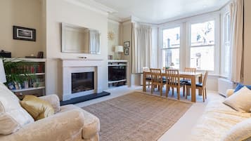 Leilighet (2 Bedrooms) | Oppholdsrom | En 20-tommers TV med digitale kanaler