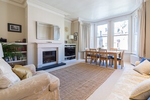 Apartment (2 Bedrooms) | Living room