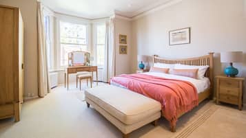 Leilighet (2 Bedrooms) | 2 soverom, skrivebord for bærbar PC og strykejern/-brett