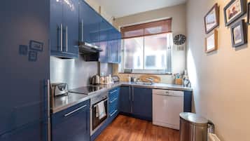 Apartment (2 Bedrooms) | Private kitchen | Oven, stovetop, dishwasher, electric kettle