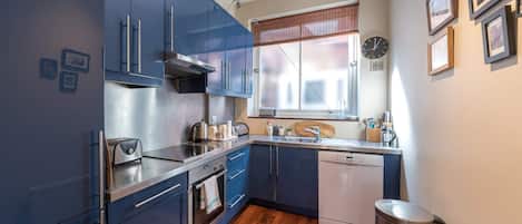 Appartement (2 Bedrooms) | Cuisine privée | Four, plaque de cuisson, lave-vaisselle, bouilloire électrique