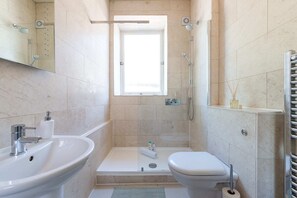 아파트 (2 Bedrooms) | 욕실 | 샤워 시설, 무료 세면용품, 헤어드라이어, 타월