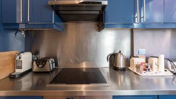 Apartment (2 Bedrooms) | Private kitchen | Oven, stovetop, dishwasher, electric kettle