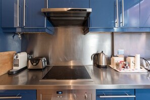 Departamento (2 Bedrooms) | Cocina privada | Horno, parrilla de estufa, lavavajillas y tetera eléctrica