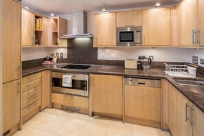 Fridge, microwave - Fantastic 2 Bed 2 Bath in Vauxhall (London)
