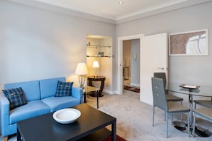 Appartement (1 Bedroom) | Salle de séjour | Télévision de 20 pouces avec chaßnes numériques, imprimantes