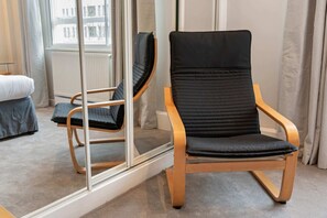 Apartment (1 Bedroom) | Living room | 20-inch TV with digital channels, printers - Fully Redecorated Lovely 1 Bedroom Apartment in Westminster (London)