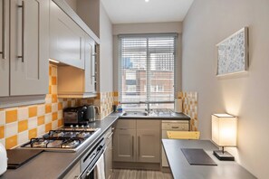 Apartment (1 Bedroom) | Private kitchen | Microwave, oven, stovetop, dishwasher - Fully Redecorated Lovely 1 Bedroom Apartment in Westminster (London)