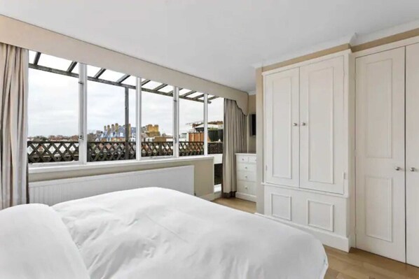 Apartment (2 Bedrooms) | 2 bedrooms, laptop workspace, iron/ironing board, bed sheets - Bright 2 Bedroom Near the Natural History Museum (London)