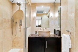 Departamento (2 Bedrooms) | Baño | Tina y regadera independientes y amenidades de baño gratuitas 