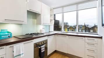Apartment (2 Bedrooms) | Private kitchen | Microwave, oven, stovetop, toaster