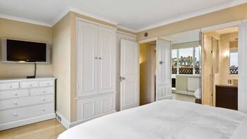 Apartment (2 Bedrooms) | 2 bedrooms, laptop workspace, iron/ironing board, bed sheets