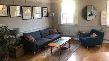 House (2 Bedrooms) | Living room