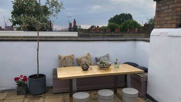 House (2 Bedrooms) | Balcony