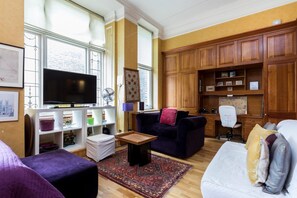 Studio (0 Bedroom) | Living room