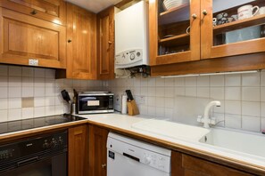 Studio (0 Bedroom) | Private kitchen | Fridge, microwave, oven, stovetop - Unique Studio in Kensington near Hyde Park (London)